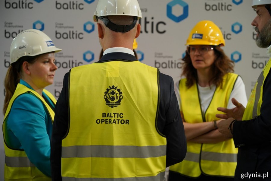 Na zdj. prezydentki Aleksandra Kosiorek i Aleksandra Dulkiewicz w hali Energomontażu Północ Gdynia – Zakładzie Produkcyjnym