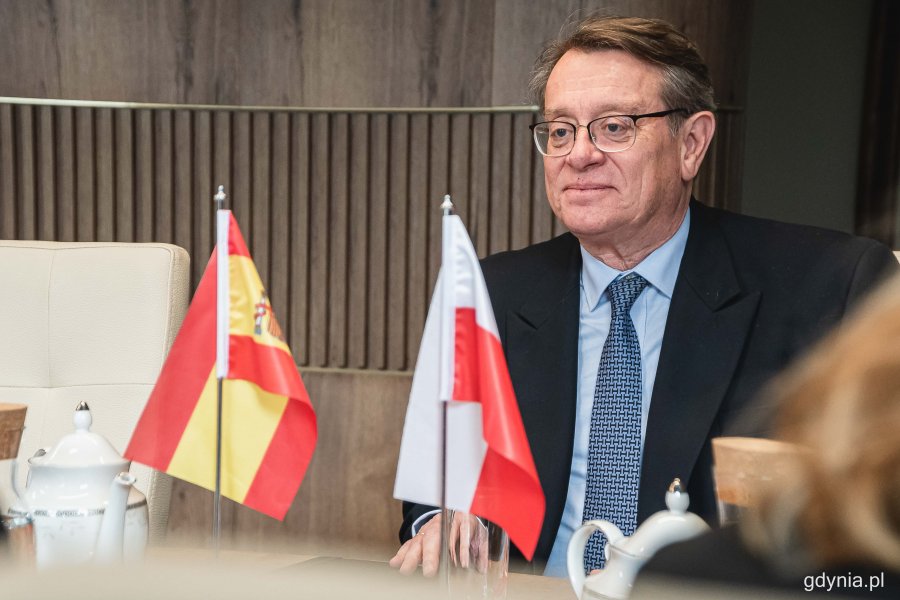 JE Ramiro Fernández, ambasador Królestwa Hiszpanii w Polsce, podczas spotkania z prezydentem Gdyni, które odbyło się w Urzędzie Miasta Gdyni // fot. Kamil Złoch