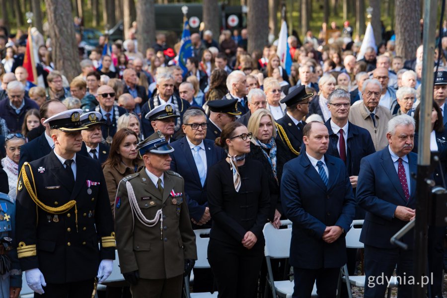 Na zdjęciu m.in.: senator Kazimierz Kleina, posłowie Wioleta Tomczak i Rafał Siemaszko, wiceprezydent Gdyni Rafał Geremek, wiceprzewodnicząca Rady Miasta Gdyni Beata Zastawna, radna Gdyni Anna Szpajer, sekretarz gdyńskiego koła Światowego Związku Żołnierzy Armii Krajowej Krzysztof Kozubowski oraz Andrzej Krajniak, prezes stowarzyszenia Gdynian Wysiedlonych