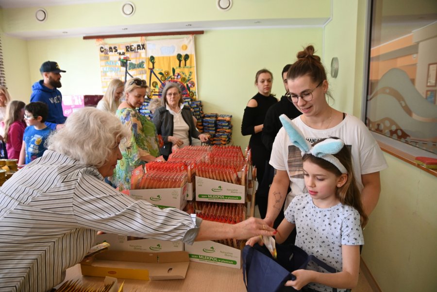 Wolontariusze szykują paczki dla osób samotnych i potrzebujących. Fot. Zygmunt Gołąb 