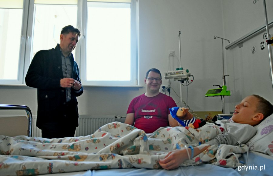 Odwiedziny aktora Rafała Królikowskiego na oddziale pediatrycznym i chirurgii dziecięcej w gdyńskim szpitalu, fot. Kamil Złoch