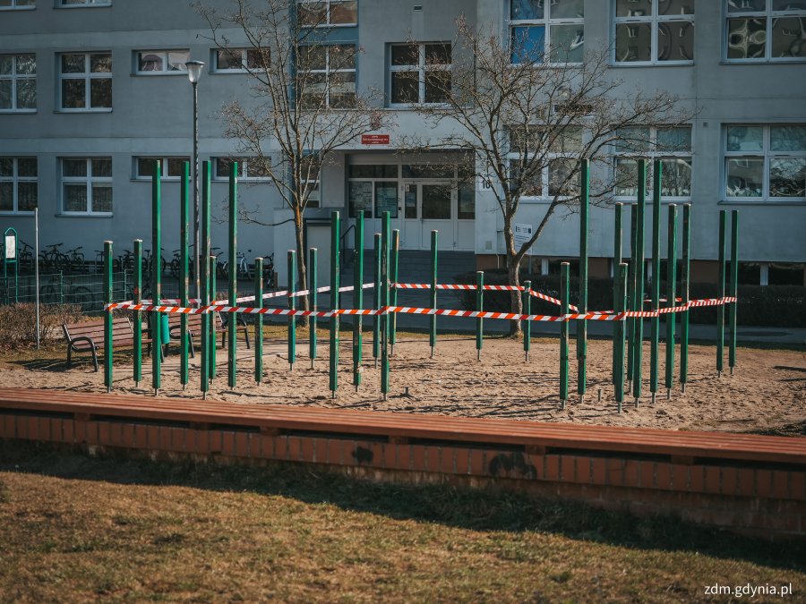 Plac zabaw przy ul. Staffa, urządzenie wyłączone z użytkowania (fot. Marcin Mielewski / Zarząd Dr&oacute;g Miejskich)