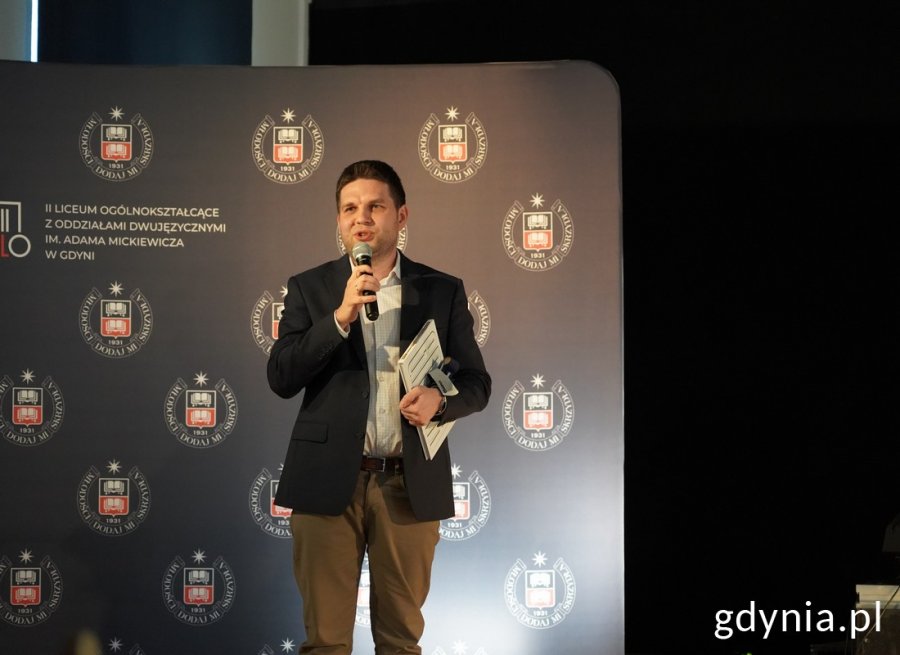 Wiceprezydent Gdyni Maciej Zielonka przemawia do mikrofonu