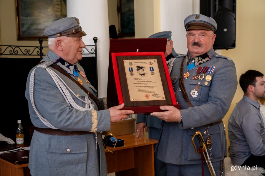 Na zdjęciu od lewej: prezes Zarządu Krajowego Związku Piłsudczyków RP gen. zw. Stanisław Władysław Śliwa i prezes Zarządu Okręgu Pomorskiego Związku Piłsudczyków RP w Gdyni płk. ZP RP Julian Aleksander Michaś (fot. Natalia Kawalerowicz)