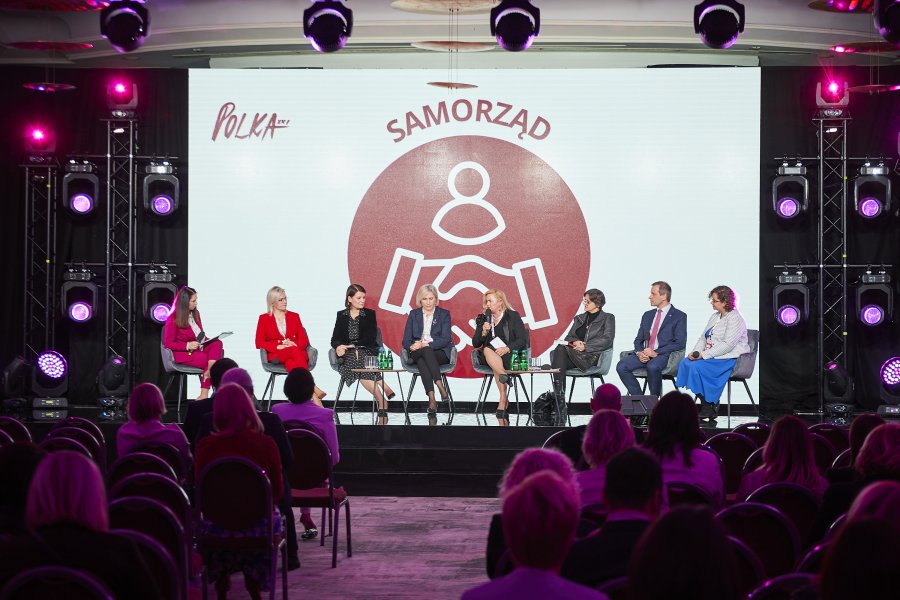 Od lewej: Magdalena Szefernaker - prowadząca panel na temat samorządu, Marta Majewska – burmistrz Hrubieszowa, wiceprezydent Gdyni Katarzyna Gruszecka-Spychała, Anita Richert-Kaźmierska – zastępca wójta gminy Kolbudy, Dorota Chilik – wójt gminy Miejsce Piastowe, dr hab. Aneta Gawkowska – adiunkt na Wydziale Stosowanych Nauk Społecznych i Resocjalizacji UW, Michał Kot – dyrektor Instytutu Pokolenia i dr Olga Kotowska-Wójcik – adiunkt Instytutu Nauk Socjologicznych UKSW podczas konferencji „Polka XXI wieku”// fot. materiały Fundacji Projekt PL