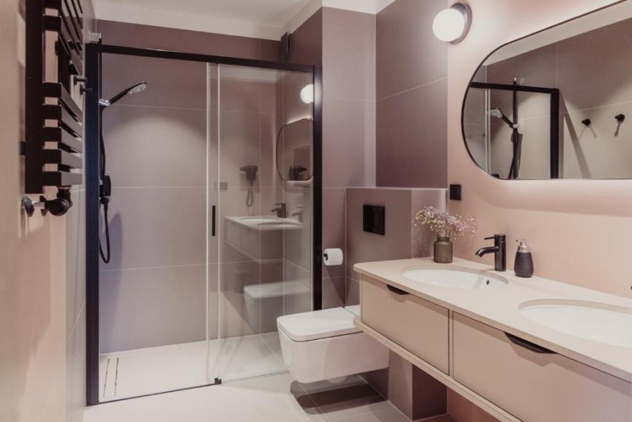 Łazienka w jedenym z apartament&oacute;w w obiekcie Green Hill Gdynia Orłowo A