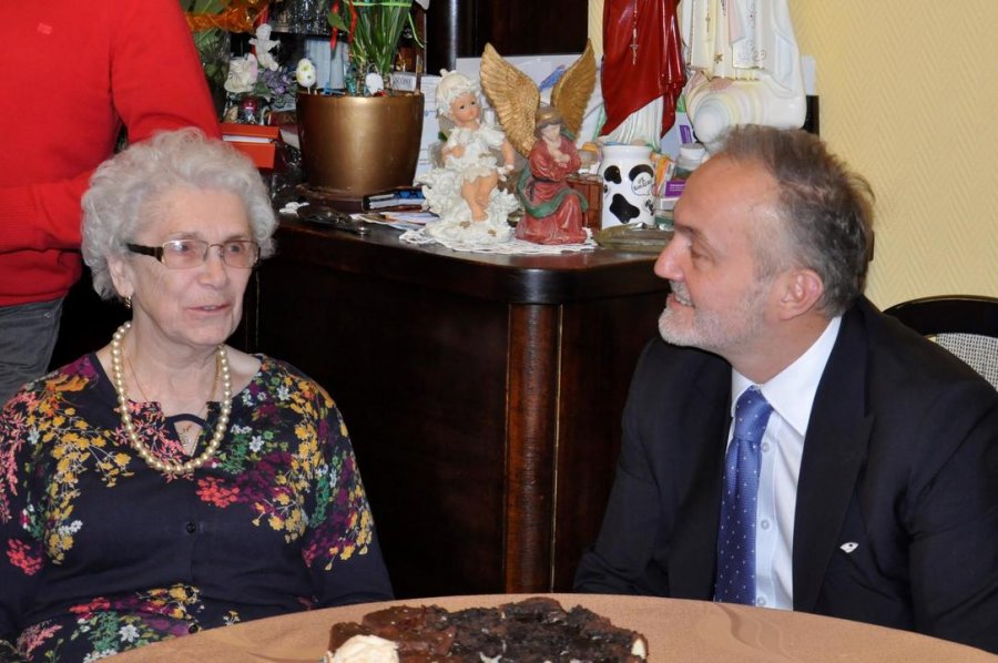 Prezydent Wojciech Szczurek odwiedził panią Kazimierę Koszałkę z okazji 81. urodzin // fot. Magdalena Czernek
