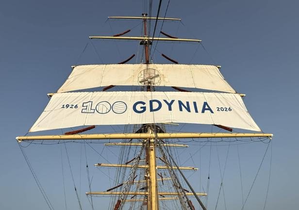Żagiel stulecia Gdyni na maszcie &bdquo;Daru Młodzieży&rdquo; 