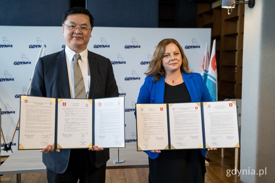 Prezydent Gdyni Aleksandra Kosiorek i  wiceprezydent Kaohsiung Lo Ta-Sheng z podpisanymi umowami