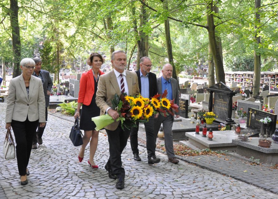 Prezydent Wojciech Szczurek, wiceprezydenci: Katarzyna Gruszecka-Spychała, Michał Guć i Marek Stępa oraz przewodnicząca Rady Miasta Joanna Zielińska złożyli kwiaty na grobie Franciszki Cegielskiej // fot. Magdalena Czernek