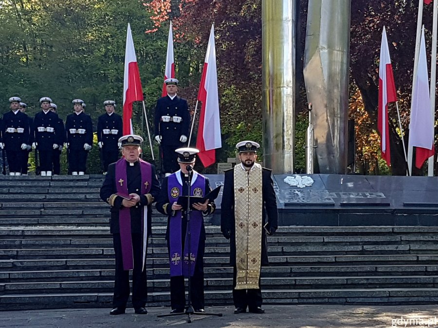 Księża Dziekani Marynarki Wojennej odprawiają modlitwę / fot. Dorota Nelke