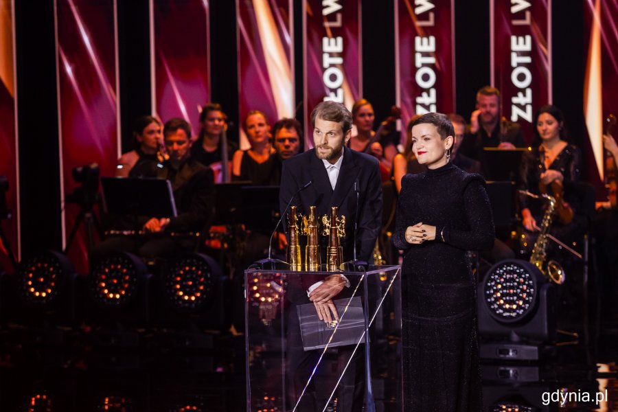 Magnus von Horn i ministra kultury i dziedzictwa narodowego Marta Cienkowska. Gala wręczenia nagród 50. Festiwalu Polskich Filmów Fabularnych w Gdyni w Teatrze Muzycznym (fot. Karol Stańczak)