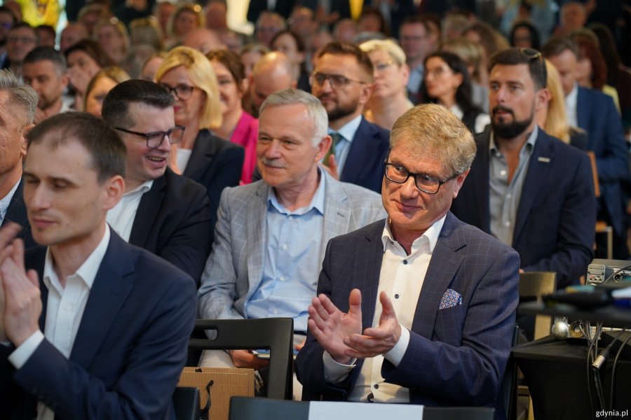Uczestnicy konferencji OPEC i rektor WSAiB w Gdyni Tomasz Białas