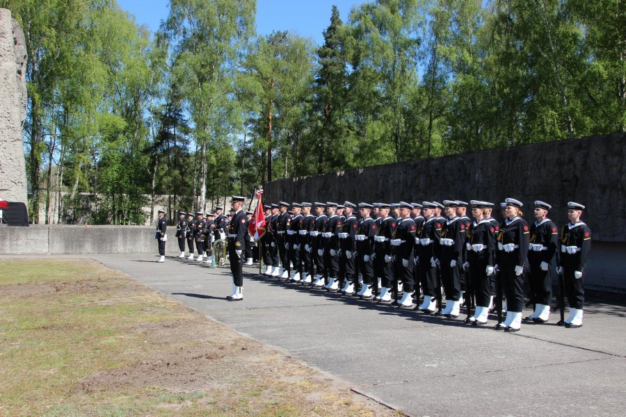 Kompania i Orkiestra Reprezentacyjna Marynarki Wojennej RP podczas uroczystości z okazji 81. rocznicy zakończenia II wojny światowej oraz uwolnienia ostatnich więźni&oacute;w niemieckiego nazistowskiego obozu koncentracyjnego Stutthof 
