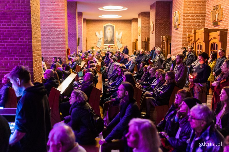 Wielopokoleniowa publiczność zgromadzona w kościele oo. Franciszkanów na XXIV Zaduszkach Jazzowych // fot. Karol Stańczak