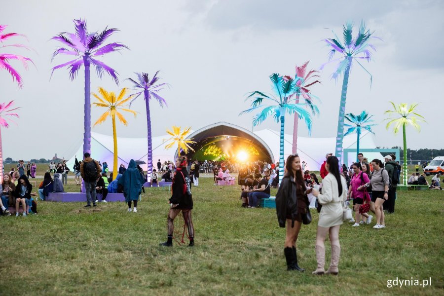 Uczestnicy Open'era na terenie miasteczka festiwalowego
