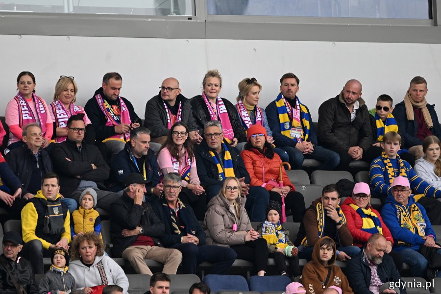 W różowym meczu na rzecz profilaktyki raka piersi uczestniczyli m.in.: prezydent Gdyni Aleksandra Kosiorek, wiceprezydenci Oktawia Gorzeńska, Tomasz Augustyniak i Bartłomiej Austen, Jacek Siewiera - szef BBN, posłanka Wioleta Tomczak, Paweł Brutel - zastępca dyrektora Gdyńskiego Centrum Sportu czy aktorka Daria Widawska