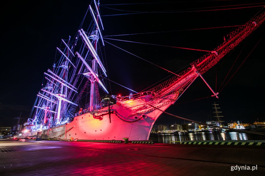 Statek-muzeum „Dar Pomorza” podświetlony na czerwono z okazji Międzynarodowego Dnia Świadomości o Zespole Delecji 22q11 // fot. Karol Stańczak