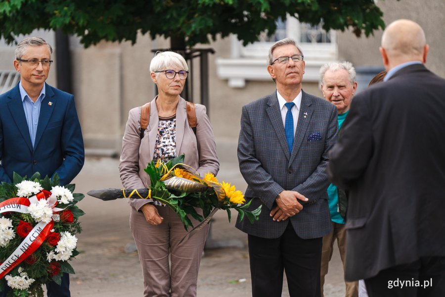 Marek Rutka, Joanna Zielińska, Zenon Roda pod pomnikiem Antoniego Abrahama. Fot. Mateusz Dietrich. 
