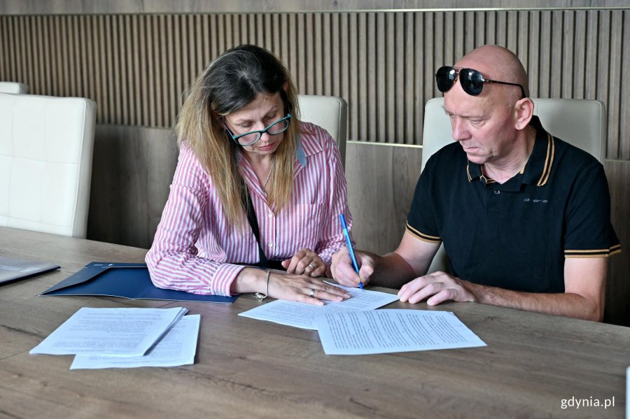 Izabela i Krzysztof Mogulscy, uczestnicy programu &bdquo;Mieszkanie za remont&rdquo;, podczas podpisywania umowy