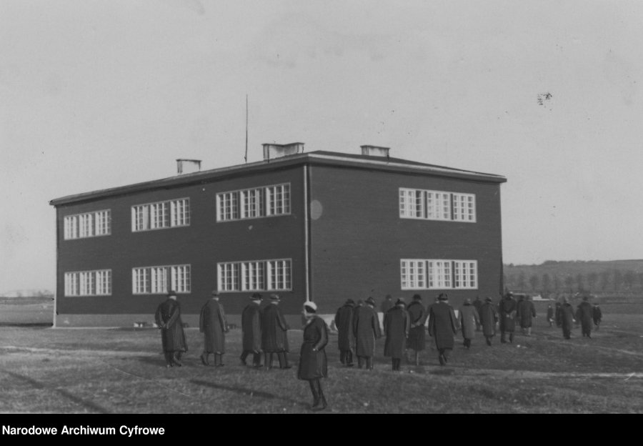 Pierwszy budynek szkoły z 1937 roku // fot. Narodowe Archiwum Cyfrowe