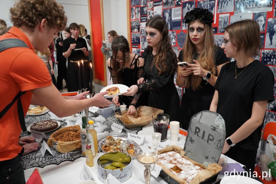 Uczniowie II LO przy stole z romantycznymi daniami przygotowanymi na dni patrona