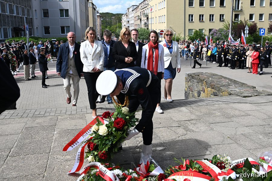 Delegacja gdyńskich samorządowców składa kwiaty przed pomnikiem Konstytucji 3 Maja. W pierwszym rzędzie (od lewej): radna Monika Strzałkowska, wiceprezydentka Gdyni Oktawia Gorzeńska, radna miasta Larysa Kramin. W drugim rzędzie (od lewej): Ireneusz Trojanowicz - wiceprzewodniczący Rady Miasta Gdyni oraz radni miasta Dominik Aziewicz, Norbert Anisowicz i Teresa Bysewska
