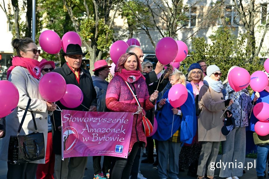 Uczestnicy Marszu Różowej Wstążki na skwerze Kościuszki 