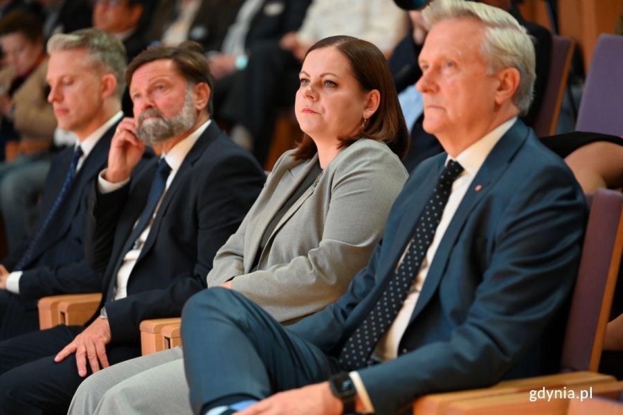  Na zdjęciu od lewej: wiceminister infrastruktury Arkadiusz Marchewka, prezes Portu Gdynia S.A. Piotr Gorzeński, prezydent Gdyni Aleksandra Kosiorek i lider Forum Gospodarki Morskiej Sławomir Kalicki (fot. Waldemar Ulanowski)