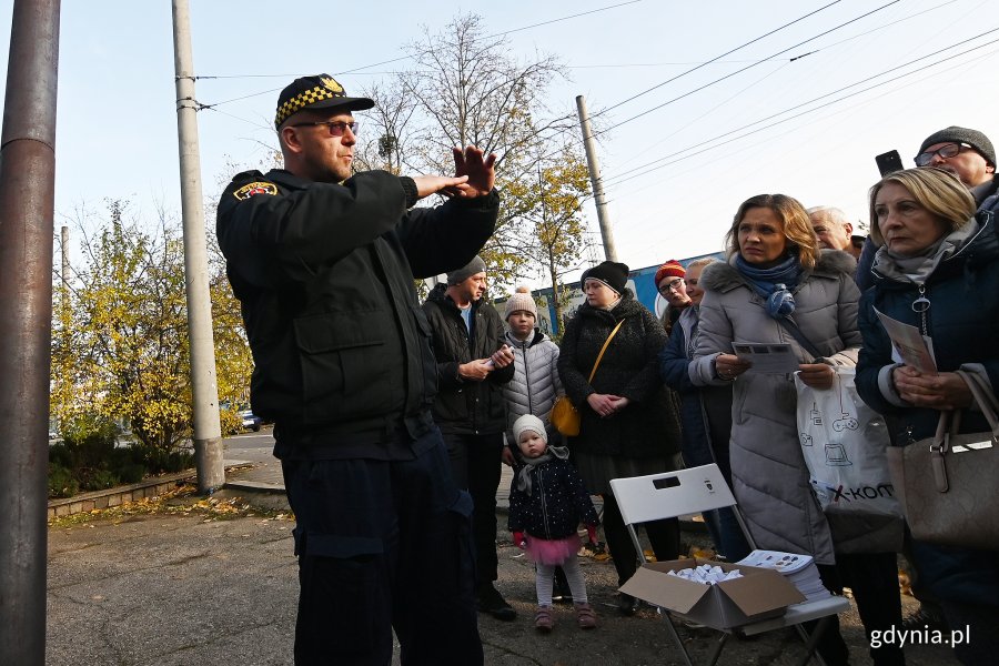 Funkcjonariusze EkoPatrolu Straży Miejskiej w Gdyni spotkali się z mieszkańcami Leszczynek // fot. Michał Puszczewicz