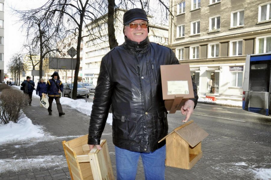 Pan Andrzej podarowane mu prace zawiazie na swoją działkę  w Babich Dołach, fot. Arleta Bolda-Górna