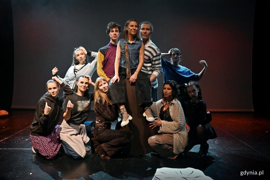 Zdjęcie z próby medialnej spektaklu „Wanożnicë” w Teatrze Muzycznym. Scena zbiorowa 