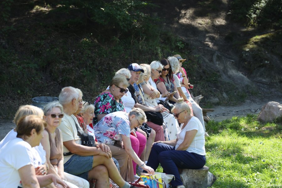 Uczestnicy pikniku dla senior&oacute;w na Polance Redłowskiej