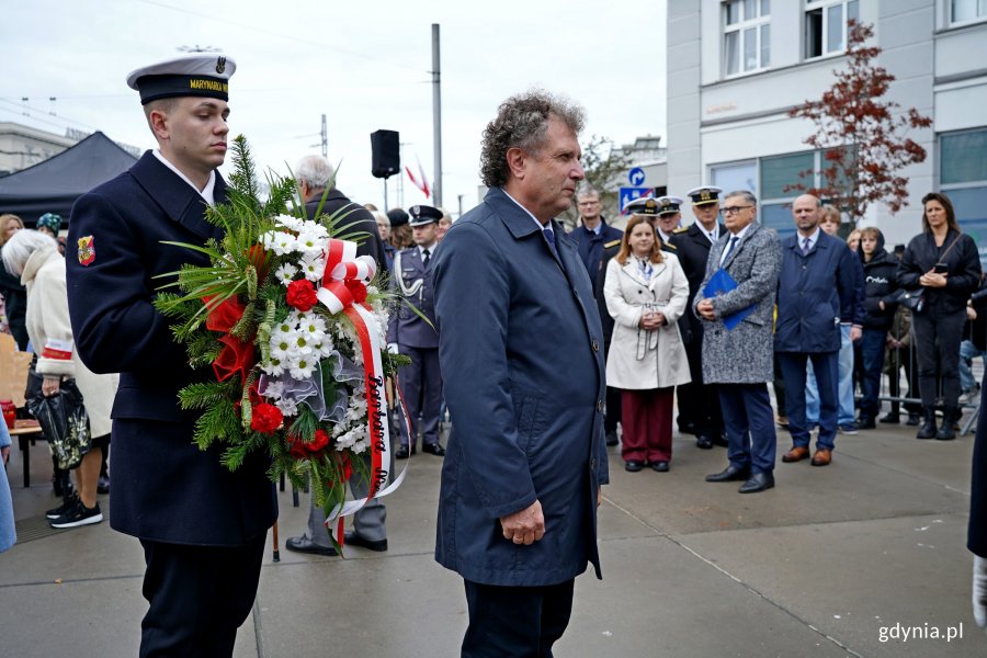 Jacek Karnowski, sekretarz stanu w Ministerstwie Funduszy i Polityki Regionalnej, składający kwiaty podczas uroczystości upamiętniających 86. rocznicę pierwszych wysiedleń gdynian