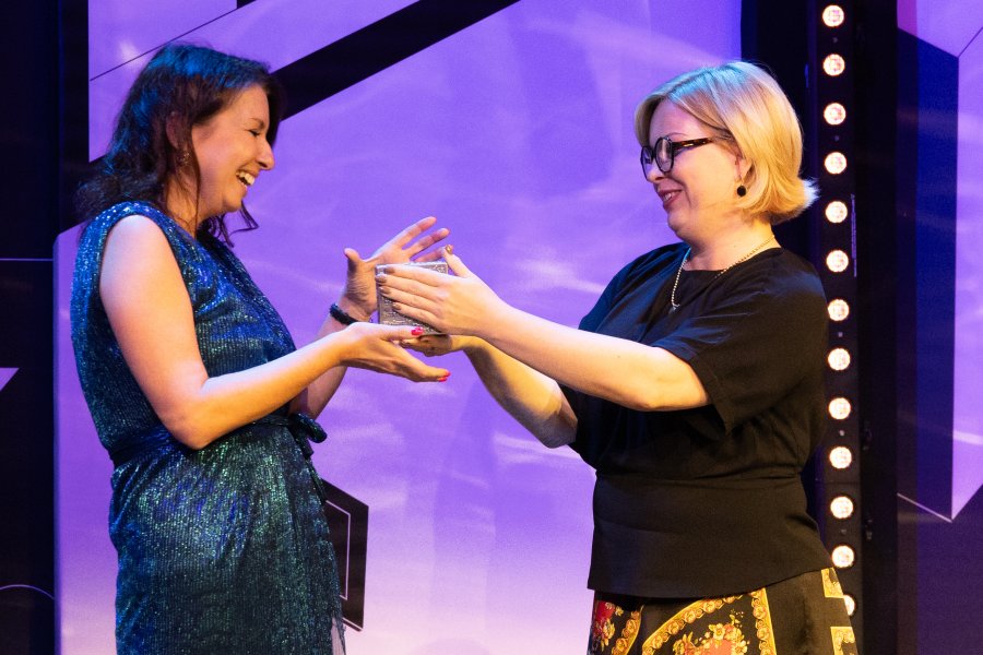 Wręczenie nagrody w kategorii esej. Na zdjęciu (od lewej): Marta Baron-Milian, laureatka NLG, Oktawia Gorzeńska, wiceprezydentka Gdyni (fot. Anna Rezulak)