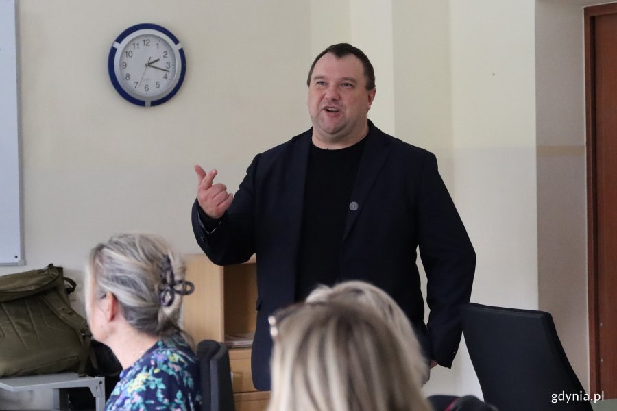 Warsztaty szkoleniowe w SP 12 Gdyni w ramach projektu „Szkoła Jutr@ II”, na zdjęciu instruktor ze stowarzyszenia Stowarzyszenie Cyfrowy Dialog (fot. Katarzyna Balcerzak)