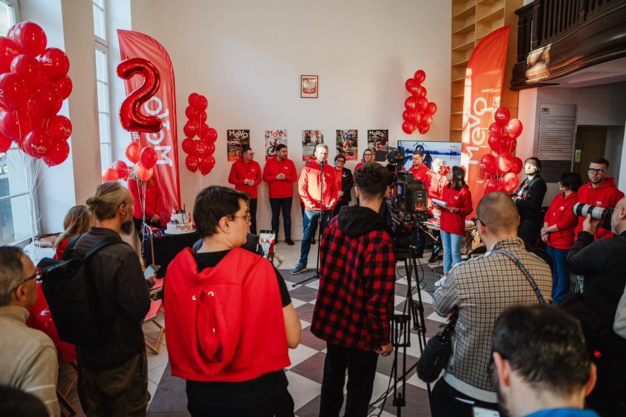 Uczestnicy spotkania w Urzędzie Miejskim w Gdańsku z okazji 2. urodzin Mevo 