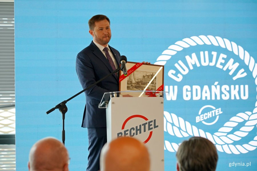 Piotr Grzelak, zastępca prezydent Gdańsk ds. zr&oacute;wnoważonego rozwoju i gospodarki, przemawiający podczas otwarcia gdańskiego biura firmy Bechtel 