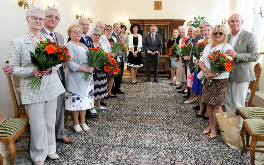 Medale za Długoletnie Pożycie Małżeńskie pary otrzymały z rąk prezydenta Gdyni Wojciecha Szczurka 