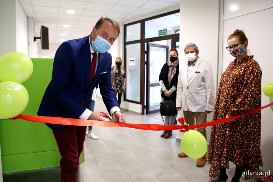 Otwarcie wyremontowanej czytelni w Bibliotece Obłuże. Wstęgę przecina Marek Łucyk, wiceprezydent Gdyni ds. rozwoju. Fot. Przemysław Kozłowski