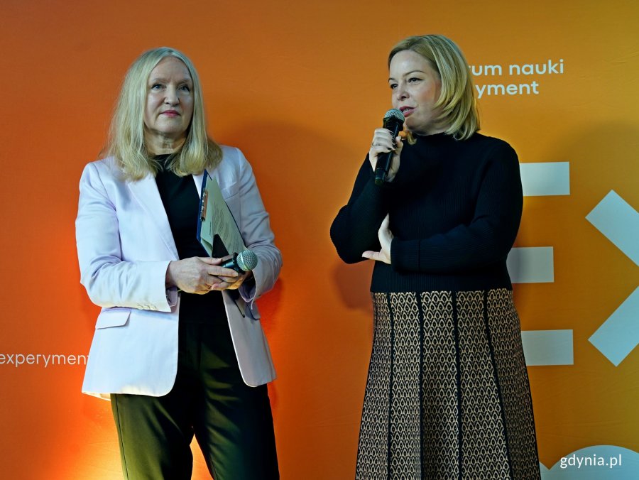 Wiceprezydentka Gdyni Oktawia Gorzeńska i Alicja Harackiewicz, dyrektorka Centrum Nauki Experyment, podczas otwarcia wystawy „CLEVERFOOD for everyone”