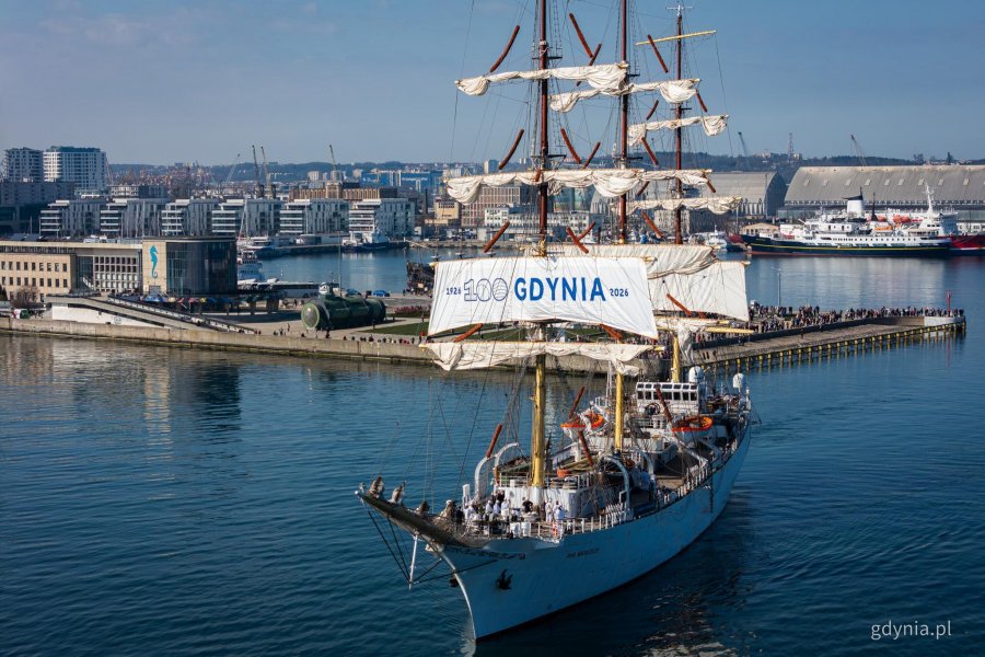&bdquo;Dar Młodzieży" pod żaglem 100-lecia Gdyni (fot. Kamil Złoch)