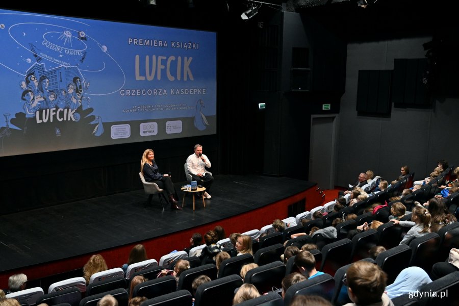 Grzegorz Kasdepke i Magdalena Rigamonti oraz publiczność zgromadzona podczas premiery książki pt. &bdquo;Lufcik&rdquo; w Gdyńskim Centrum Filmowym (fot. Magdalena Czernek)