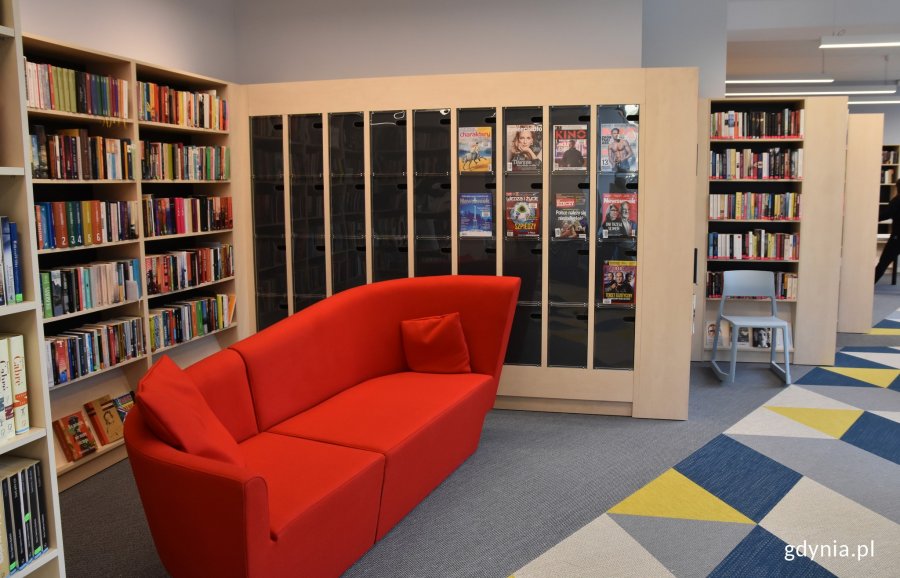 Bibliotekę wyróżnia kolorowe wnętrze i wyposażenie // fot. Magdalena Czernek