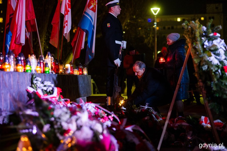 Wieńce pod pomnikiem Ofiar Grudnia &rsquo;70 (fot. Karol Stańczak