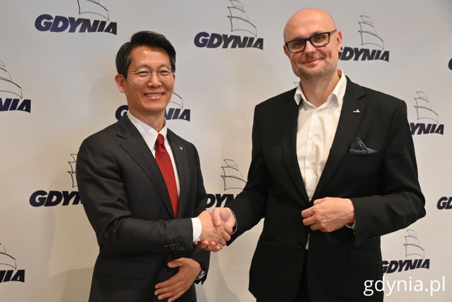 Wiceprezydent Gdyni Bartłomiej Austen (po prawej) i wiceadmirał w stanie spoczynku Steve SK Jeong, wiceprezes Hanwha Ocean (po lewej) podczas spotkania w Urzędzie Miasta Gdyni 