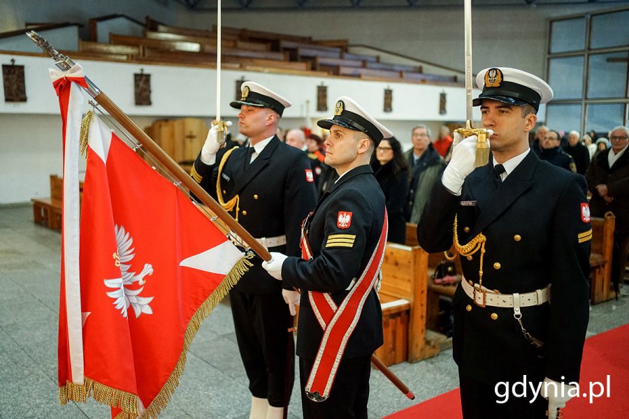 Poczet chorągwiany złożony z trzech marynarzy podczas wyprowadzenia chorągwi Wojska Polskiego w czasie mszy urodzinowej z okazji 98. urodzin Gdyni 