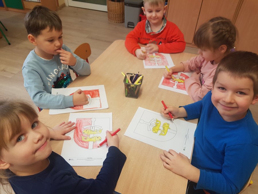 Dzieci pracują nad herbem miasta Gdyni