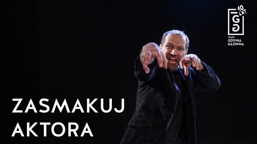 Grafika promująca wydarzenie Jubileusz 10-lecia Teatru Gdynia Główna. "Zasmakuj aktora". Mężczyzna na czarnym tle wykonujący gest rękoma. W prawym górnym rogu logo Teatru Gdynia Główna.