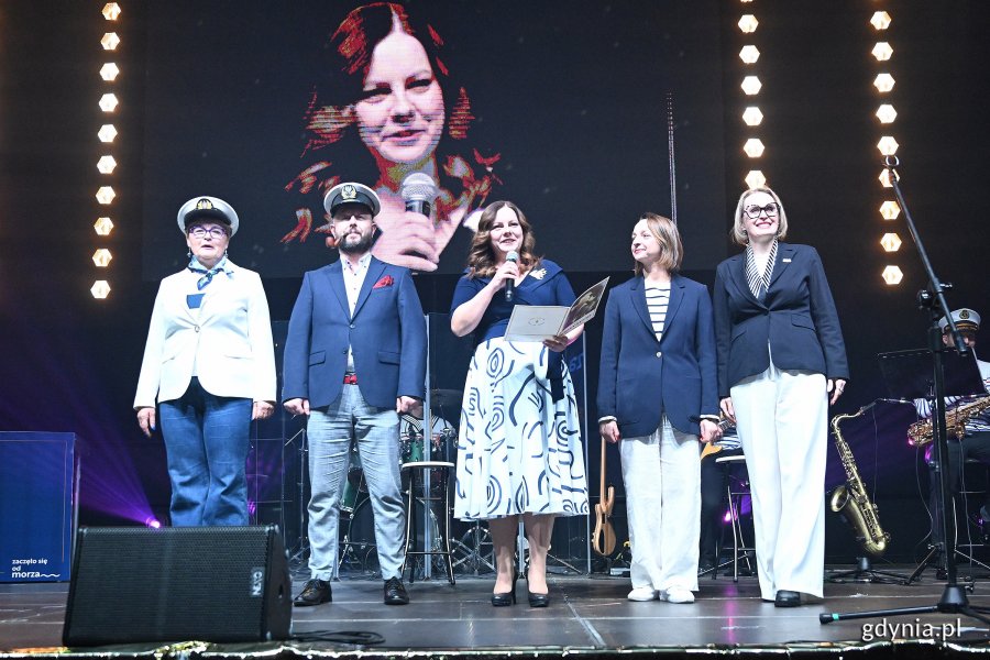 Gości ze sceny przywitali: prezydent Aleksandra Kosiorek z mężem oraz radne Gdyni: Teresa Bysewska, Larysa Kramin i Agnieszka Tokarska